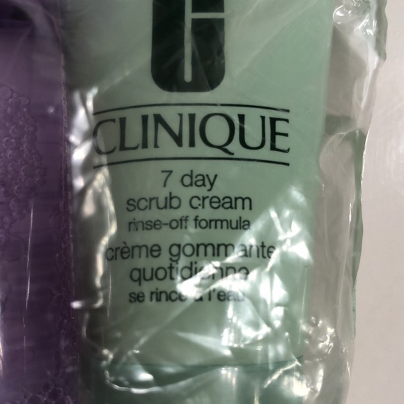 Clinique gift set - unopened - Picture 2 of 4